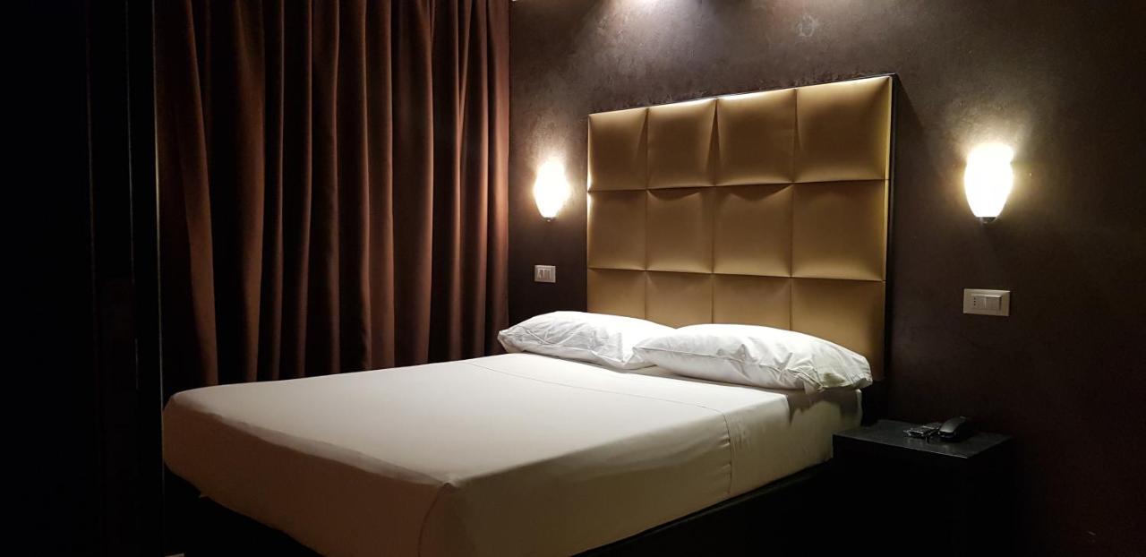 2LeoniMHotel Città Sant'Angelo Esterno foto